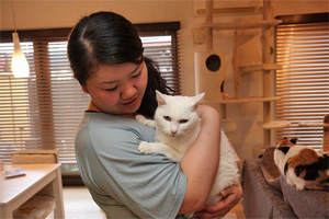 キャットシッター諸戸慶子と白猫ナナちゃん